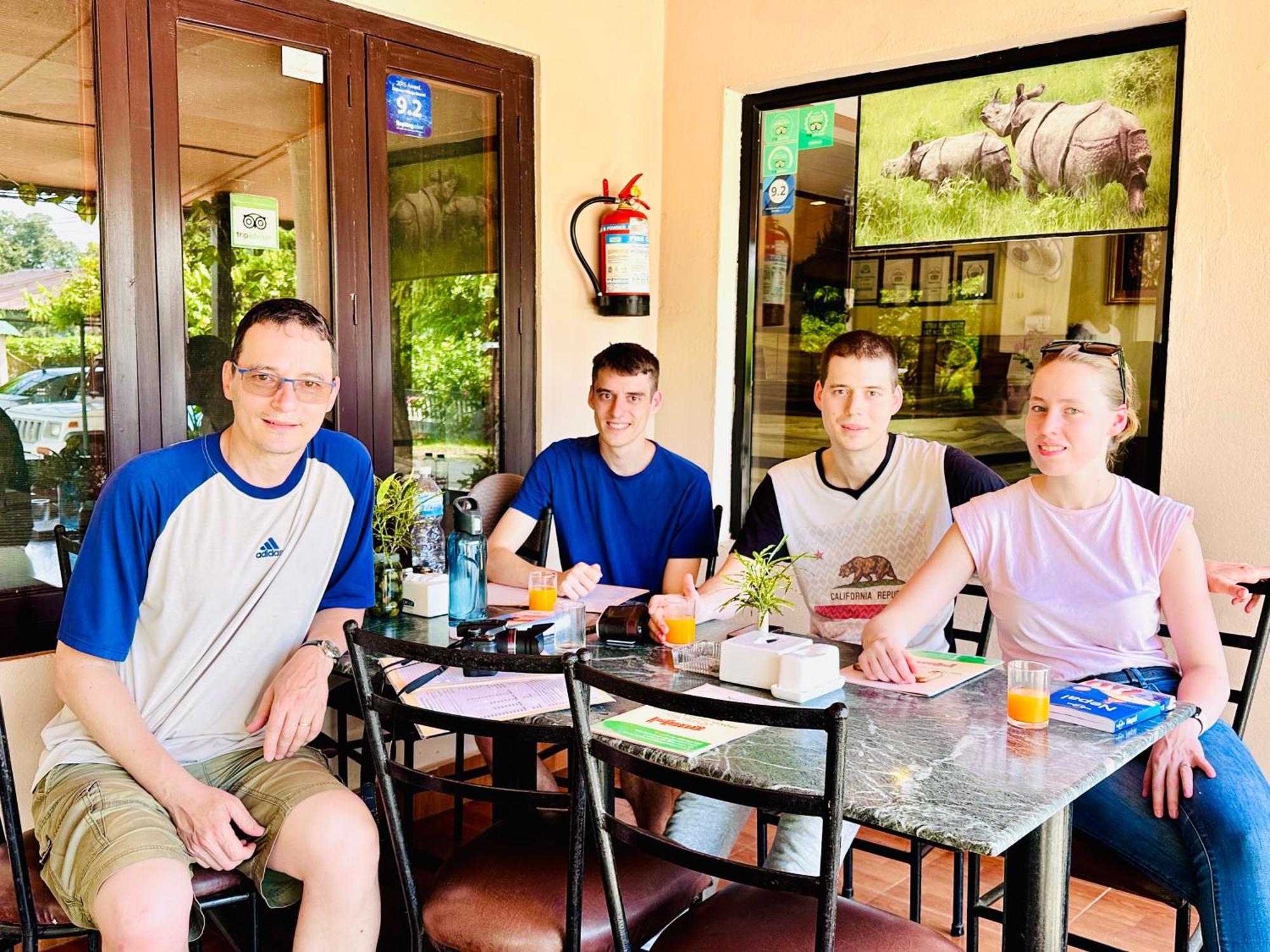 Chitwan Village Resort Sauraha Ngoại thất bức ảnh