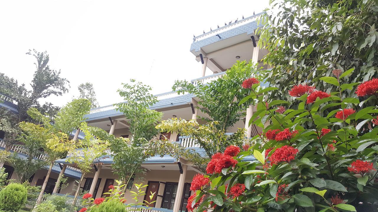 Chitwan Village Resort Sauraha Ngoại thất bức ảnh