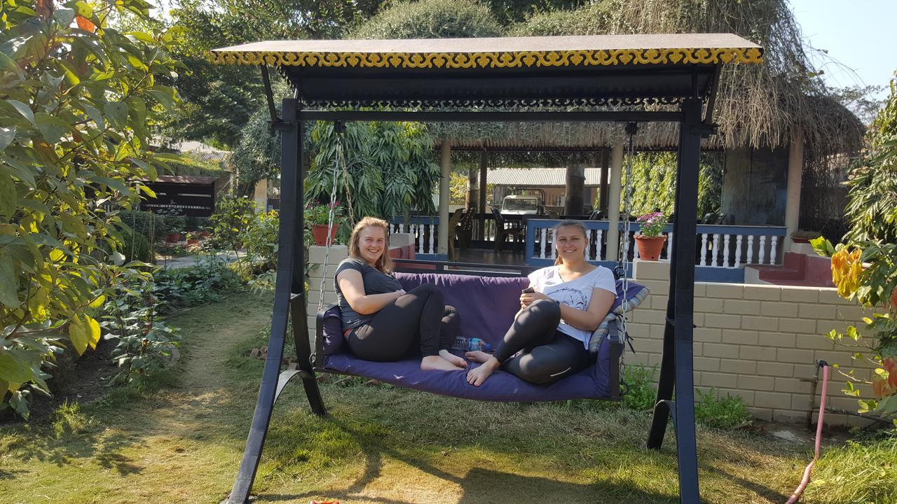 Chitwan Village Resort Sauraha Ngoại thất bức ảnh