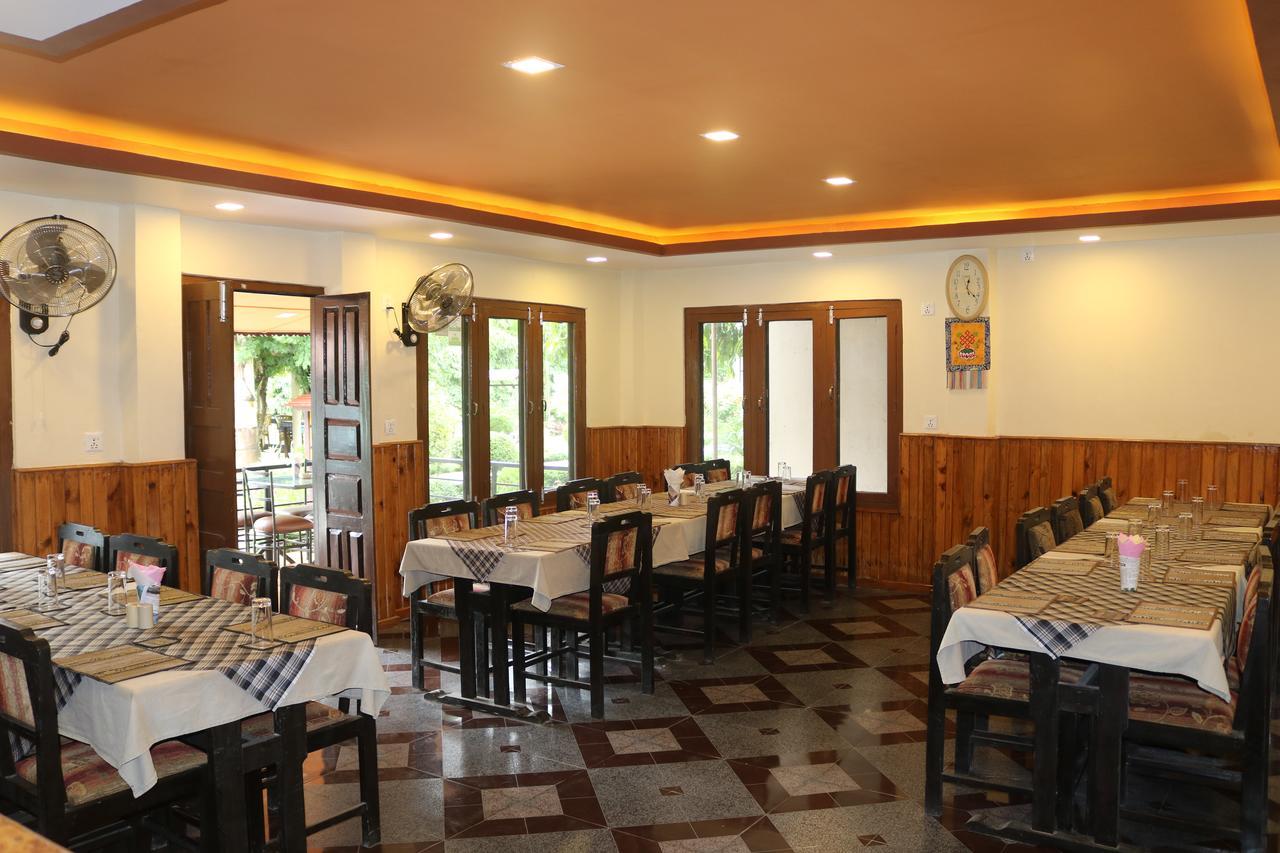 Chitwan Village Resort Sauraha Ngoại thất bức ảnh